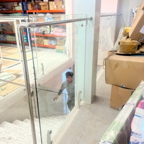 Lan can cầu thang inox kết hợp kính cường lực tại Long Khánh