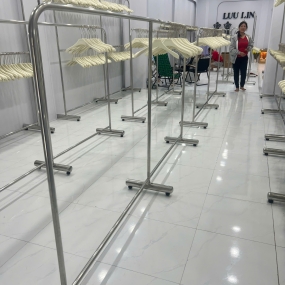 Giá treo đồ inox cho shop tại Long Khánh