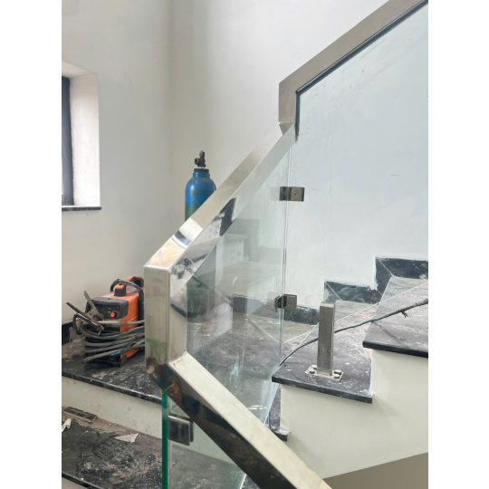 Cầu thang inox - kính cường lực long khánh