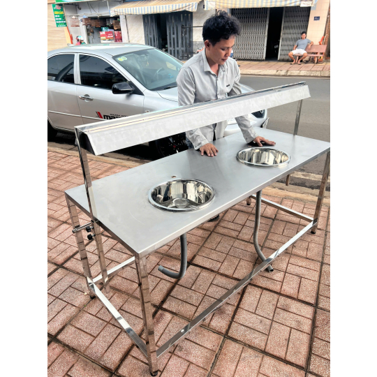 Bàn làm yến sào Long Khánh